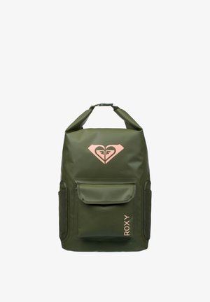 Sac à dos vert imperméable avec un design à rabat, poche avant, logo Roxy rose et poches latérales en maille. Texture lisse avec un matériau durable.