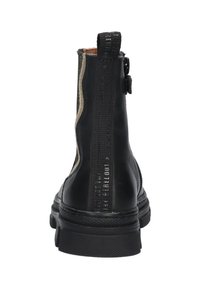 Zwarte enkelboots met een gladde leren afwerking, contrasterende elastische zijpanelen en een gestructureerde rubberen zool. Heeft een trekloop bij de achterkant.