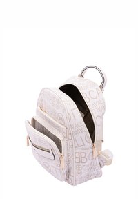 Zaino bianco in tessuto con motivo a logo in rilievo, dotato di numerosi scomparti con zip e una maniglia superiore. Accenti in hardware color oro.
