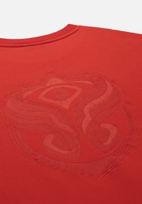 Rode sweatshirt met een reliëfdesign met draaiende vormen en een oogpatroon. Gladde textuur en ribgebreide kraagdetails.
