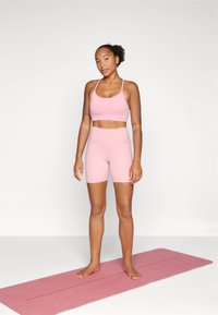 New Balance HARMONY HIGH RISE SHORT  - Leggingek - pink taffy