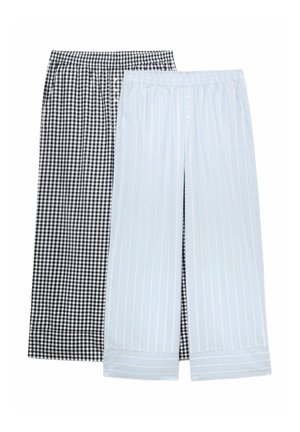 Due paia di pantaloni del pigiama larghi, uno a quadri bianco e nero, l'altro azzurro chiaro con sottili righe bianche, entrambi con elastico in vita e bottoni frontali.