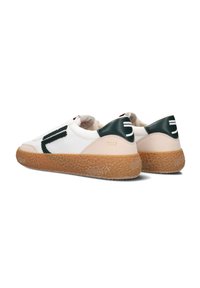 Sneakers bianchi in tela con accenti verdi, punta rotonda e suola in gomma testurizzata. Presentano un logo del marchio sul tallone e sul lato.
