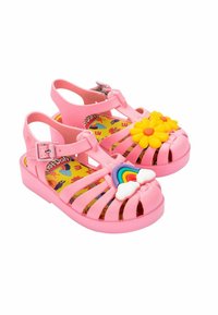 Sandali di gelatina rosa con design a strisce, dotati di un fiore giallo e accenti di nuvole arcobaleno. Soletta con motivi colorati.