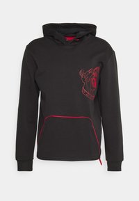 Schwarzer Kapuzenpullover mit roten Akzenten, mit einem grafischen Druck eines Hundekopfes auf der linken Brust und einer Kängurutasche an der Vorderseite. Weicher Stoff.