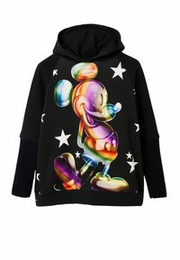 Sudadera negra con capucha que presenta un diseño colorido y holográfico de Mickey Mouse y patrones de estrellas blancas, con mangas acanaladas en azul marino.