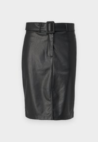 Μαύρη δερμάτινη φούστα με στενή εφαρμογή, διαθέτοντας φαρδύ κούμπωμα ζώνης, λεία υφή και ίσιο στρίφωμα που πέφτει πάνω από το γόνατο.