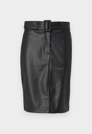 Fustă din piele neagră cu croială ajustată, având o cataramă lată, textură netedă și un tiv drept care se termină deasupra genunchiului.