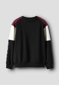 Juodas džemperis su bordo ir baltais raglaniniai rankovėmis, raštuotais bontais ir apykakle. Kairėje rankovėje yra spausdintas tekstas. Minkšta audinio tekstūra.