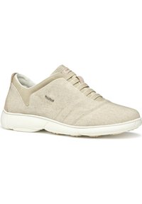 Zapatillas beiges con cordones, con una parte superior de tela texturizada, suela blanca suave y un diseño minimalista. Presenta costuras sutiles y acentos de logo.