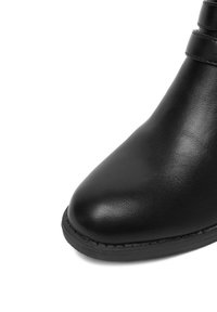 Czarne skórzane botki do kostki z zwężającym się noskiem, gładką fakturą i dwoma poziomymi paskami wokół kostki. Szyta gumowa podeszwa.