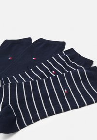 Navy Baumwollsocken, einfarbig und mit Streifenmuster, versehen mit einem kleinen Logoakzent, weiche Textur und klassisches Design.