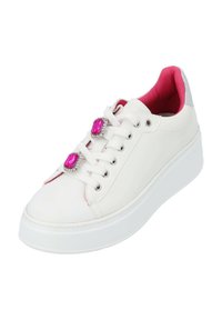 Zapatilla blanca con parte superior de piel texturizada, interior rosa, suela de plataforma y dos acentos de joyas rosas en los cordones.