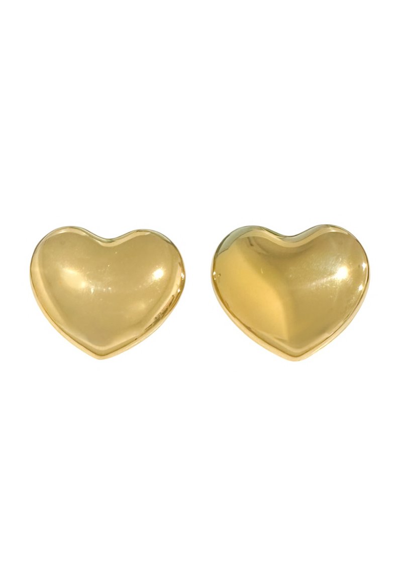 Orecchini a forma di cuore in oro con una superficie liscia e lucida e bordi arrotondati. Ogni orecchino presenta un design simmetrico e una finitura riflettente.