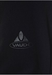 Svart tyg med VAUDE-logotyp i en subtil grå nyans, med en slät textur och rundade kanter. Enkel och funktionell design.