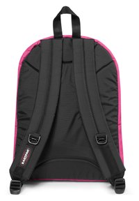 Mochila negra con ribete rosa, correas de hombro acolchadas y asa en la parte superior. Presenta un diseño elegante y fabricada con tela duradera. Sin patrones ni herrajes visibles.