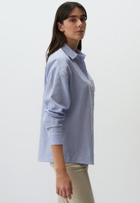 Blauw-wit gestreepte overhemd met knoopsluiting, kraag, lange mouwen en een relaxte pasvorm, gemaakt van een lichtgewicht stof.