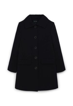 Cappotto nero con un ampio colletto, chiusura frontale con bottoni, due tasche laterali e cuciture minime. Realizzato in un tessuto liscio con una vestibilità strutturata.