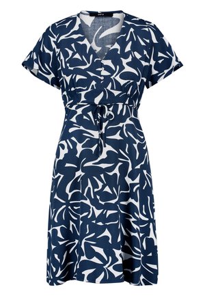 Vestito a maniche corte blu navy e bianco con motivo astratto a foglie, scollo a V con tre bottoni e cintura in vita regolabile.
