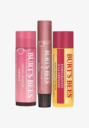 Drei lippenpflegeprodukte von Burt's Bees: ein rosa getönter Lippenbalsam mit der Bezeichnung "Hibiskus", ein brauner Lippen-Glanz mit der Bezeichnung "Pfingstrose" und ein gelber feuchtigkeitsspendender Lippenbalsam mit der Bezeichnung "Granatapfel".