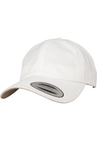 Weißer Baseballcap aus Baumwolle mit gebogenem Schirm, sechsteiligem Design und Belüftungsöchern. Mit einem Logo-Aufkleber auf der Vorderseite.