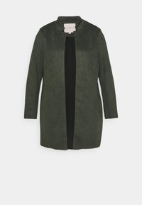 Olivgrön mocka-liknande jacka med hög krage, öppen front och långa ärmar. Slät textur, minimalistisk design och inga synliga knäppningar.