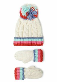 Strickmütze und Handschuhset in Creme mit Kabelmuster. Die Mütze hat einen mehrfarbigen Bommel und gestreifte Rippbündchen in Rot, Blau und Pink.