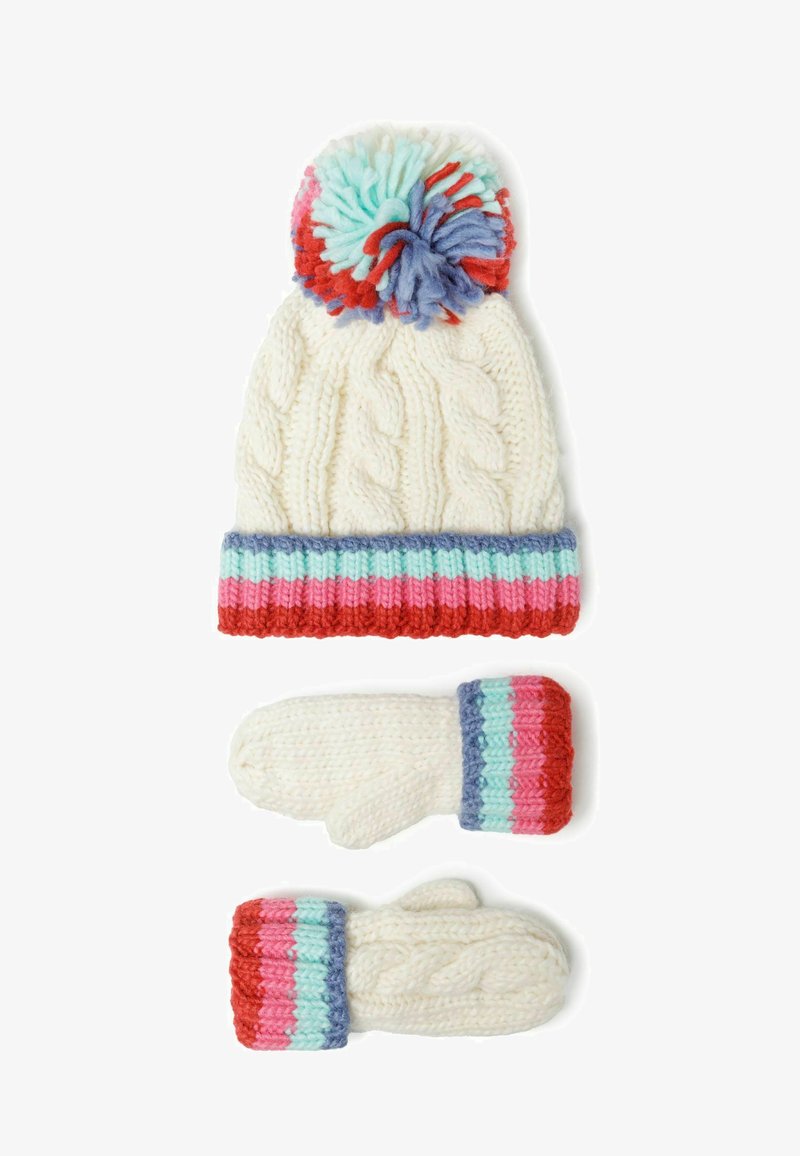 Set di berretto e guanti a maglia in crema con motivo a trecce. Il berretto presenta un pompon multicolore e polsini a righe in rosso, blu e rosa.