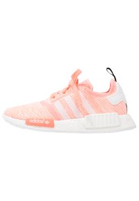 Adidas NMD sportcipők világos rózsaszín hálós anyagból fehér részletekkel, három fehér csíkkal, texturált talppal és fekete húzófüllel.