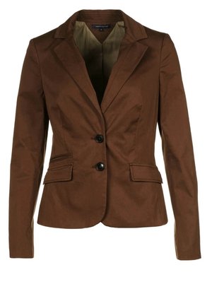 Blazer marron cintré pour femme avec deux boutons noirs, revers crantés et poches avant à rabat, présenté sur fond blanc.