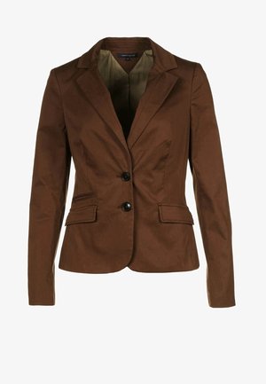 Blazer marrone su misura da donna con due bottoni neri, rever con tacca e tasche anteriori con patta, mostrato su sfondo bianco.