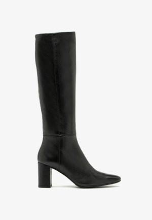Czarne skórzane botki do kolan z kwadratowym noskiem i blokowym obcasem. Gładka tekstura, minimalistyczny design i bezszwowe wykończenie.