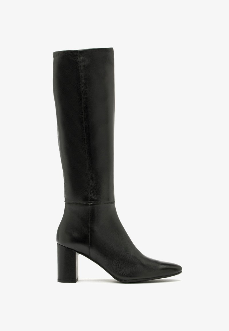 Czarne skórzane botki do kolan z kwadratowym noskiem i blokowym obcasem. Gładka tekstura, minimalistyczny design i bezszwowe wykończenie.