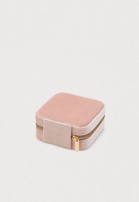 Mała kwadratowa różowa welurowa etui na biżuterię ze złotym zamkiem, zamknięta, na białym tle.
