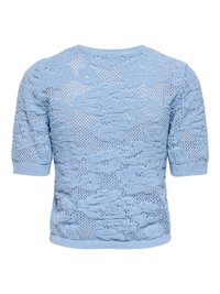 Svetlo modra kratka pletena majica s cvetličnim čipkastim vzorcem in mrežastimi detajli, s okroglim izrezom in rebrastimi manšetami na rokavih.