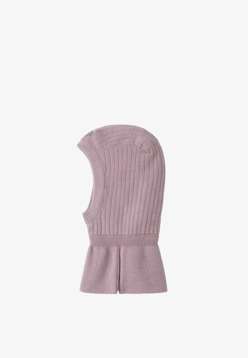 Cagoule en maille côtelée violet clair avec une large ouverture au niveau du cou et un bord inférieur prolongé pour une meilleure couverture.