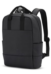 Sac à dos rectangulaire noir avec deux poignées supérieures, bretelles rembourrées, poches latérales et une poche avant avec un logo discret.
