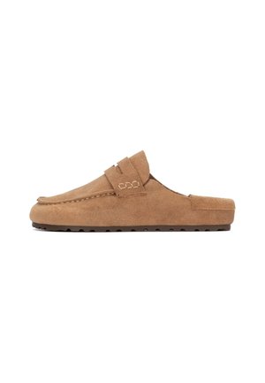 Zapatillas de casa marrones de ante con diseño sin cordones, punta redondeada, costuras decorativas y suela de goma contorneada con pequeños puntos antideslizantes.