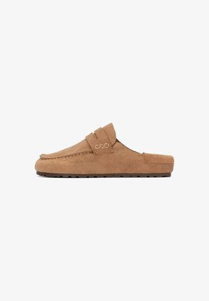 Zapatillas de casa marrones de ante con diseño sin cordones, punta redondeada, costuras decorativas y suela de goma contorneada con pequeños puntos antideslizantes.