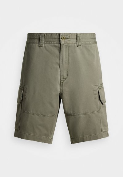 Ελιόχρωμο cargo σορτσάκι από μείγμα βαμβακιού, με πλαϊνές τσέπες, μπροστινό κλείσιμο με κουμπί και ενισχυμένες ραφές.
