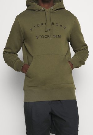 Sweat à capuche vert olive en tissu doux, avec une poche kangourou, un cordon de serrage réglable sur la capuche et un logo imprimé à l'avant.