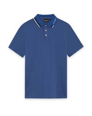 Modrá polokošeľa s krátkym rukávom, tromi bielymi gombíkmi, pruhovaným golierom, nápisom „Lyle & Scott“ na golieri a malým logom na ľavom rukáve.