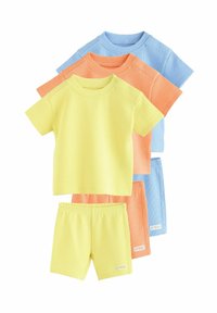 Drie sets kinderbekleding: gele, oranje en blauwe korterm T-shirts en shorts. Gelaagd stof en geribbelde ontwerp met drukknoopsluitingen op de schouders.