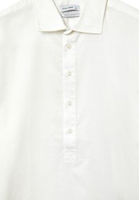 Weißes Hemd mit Kragen und Knopfleiste, ausgestattet mit Perlenknöpfen und einem normalen Schnitt. Glatte Textur mit subtilen Faltendetails.