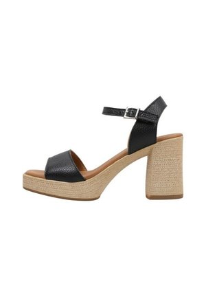 Sandalias de plataforma de cuero negro con una amplia correa en el tobillo y punta cuadrada. Características notables incluyen un upper texturizado y un tacón de yute trenzado.