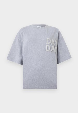 Tricou gri cu mânecă scurtă, gât rotund și textul ridicat „DAY DAY” pe partea stângă a pieptului.