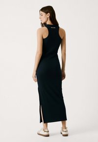 Marineblaues ärmelloses Maxikleid mit hohem Schlitz, aus dehnbarem Stoff gefertigt. Verfügt über einen runden Ausschnitt und ein sichtbares Logo auf der Rückseite.