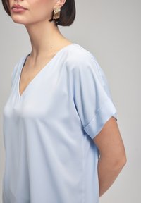 adL SHORT SLEEVES V NECK  - Jednoduché tričko - blue