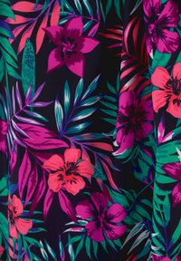 Gėlių audinys, kuriame yra ryškių rožinių, violetinių ir žalių tropinių gėlių bei lapų ant juodo fono, su lygia tekstūra.