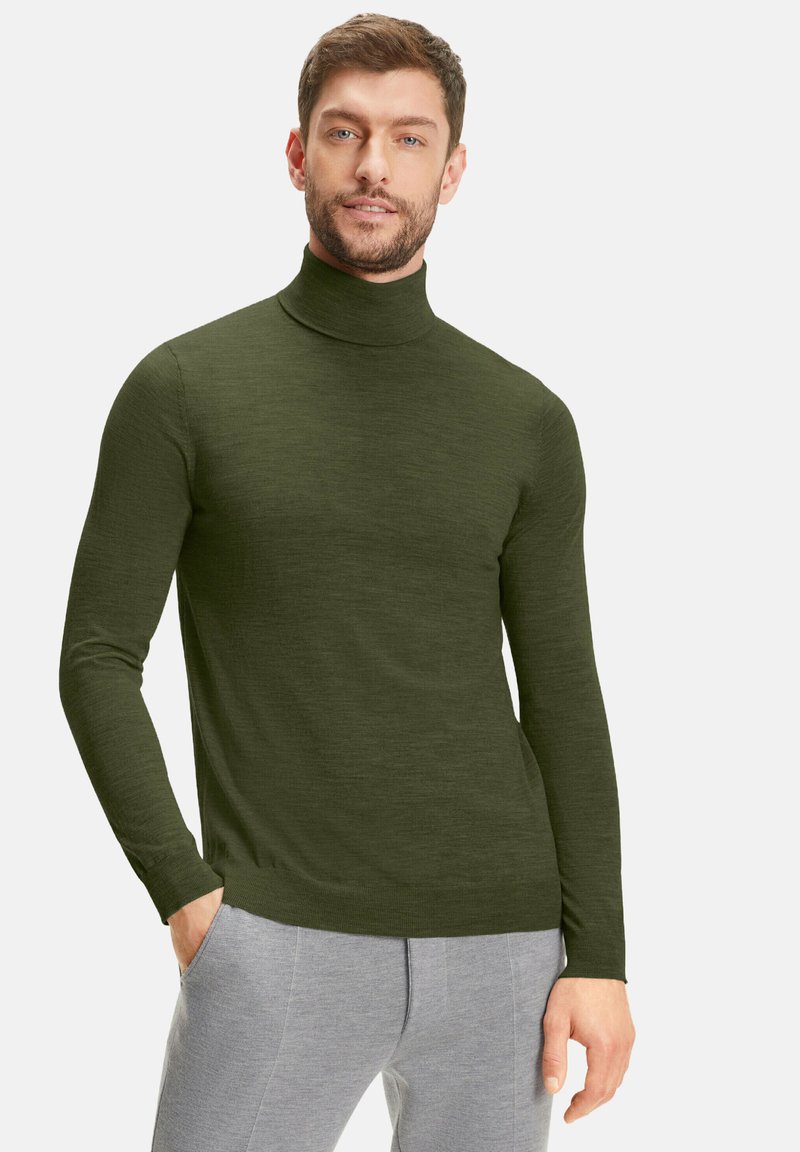 Grüner Rollkragenpullover aus weichem, strukturiertem Stoff. Figurbetontes Design mit langen Ärmeln, kombiniert mit hellgrauen Jogginghosen für einen lässigen Look.